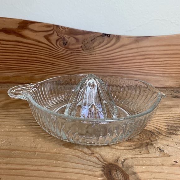 VINTAGE GLASS CITRUS JUICER - Picture 5 of 5